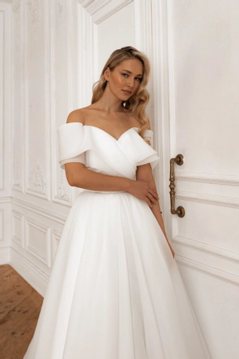 Olivia Bottega Hellebore #12 frontface vertical cropped thumbnail