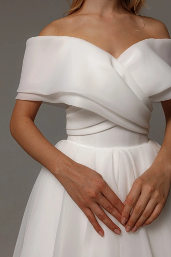 Olivia Bottega Hellebore #11 frontface vertical cropped thumbnail