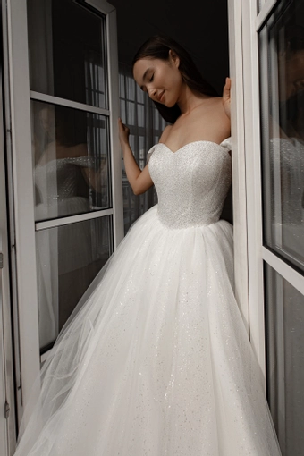 Olivia Bottega Jane #16 frontface vertical cropped thumbnail