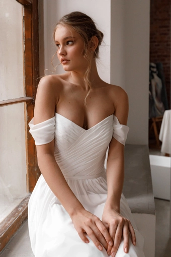 Olivia Bottega Marit #12 frontface vertical cropped thumbnail