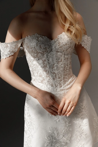 Mitsis Olivia Bottega #18 frontface vertical cropped thumbnail