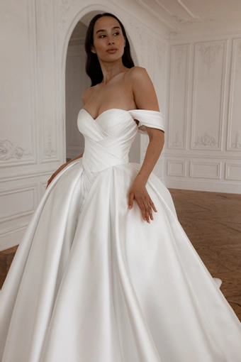 Oceania Olivia Bottega #26 frontface vertical cropped thumbnail