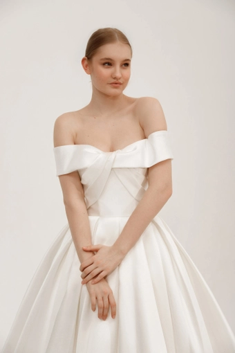 Olivia Bottega Seiliny #10 frontface vertical cropped thumbnail