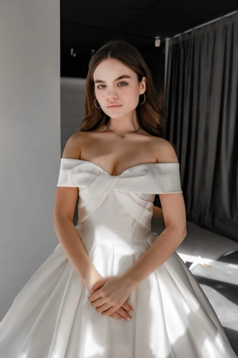 Olivia Bottega Seiliny #9 frontface vertical cropped thumbnail