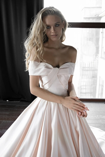 Olivia Bottega Seiliny #15 frontface vertical cropped thumbnail