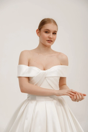 Olivia Bottega Seiliny #12 frontface vertical cropped thumbnail