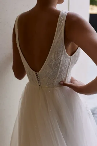 Alex Veil Giselle #4 backface vertical cropped thumbnail