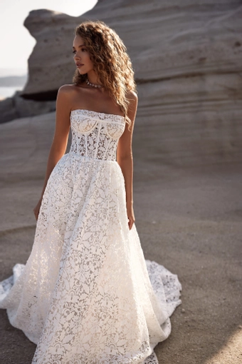 Milla Nova - White and Lace Style #Antuanetta #3 frontface vertical cropped thumbnail