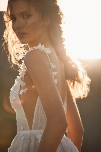 Milla Nova - White and Lace Style #Aria #5 backface vertical cropped thumbnail