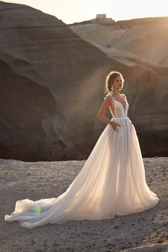 Milla Nova - White and Lace Style #Aria #1 frontface vertical thumbnail