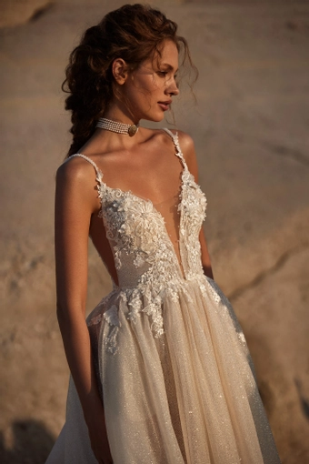 Milla Nova - White and Lace Style #Auretta #2 frontface vertical cropped thumbnail