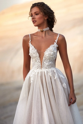Milla Nova - White and Lace Style #Auretta #3 frontface vertical cropped thumbnail