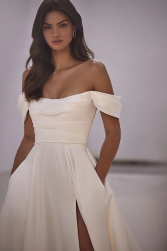 Milla Nova - White and Lace Style #Camelia #6 frontface vertical cropped thumbnail
