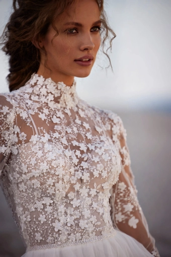 Milla Nova - White and Lace Style #Dolores #3 frontface vertical cropped thumbnail