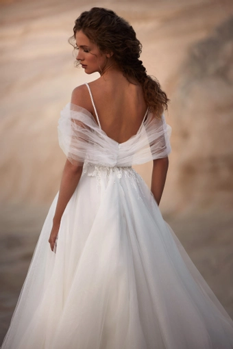 Milla Nova - White and Lace Style #Eliana #3 backface vertical cropped thumbnail