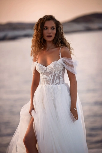 Milla Nova - White and Lace Style #Kitty #3 frontface vertical cropped thumbnail