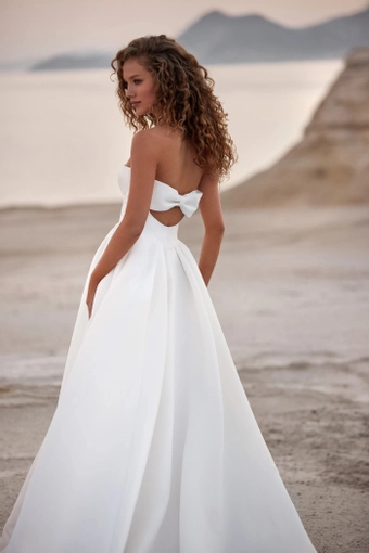 Milla Nova - White and Lace Style #Layla #3 backface vertical cropped thumbnail