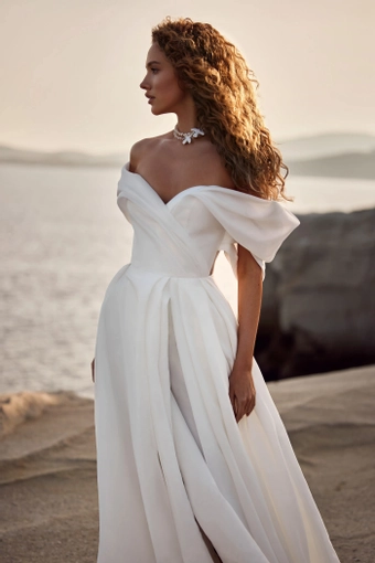 Milla Nova - White and Lace Style #Libertine #3 frontface vertical cropped thumbnail