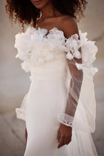 Milla Nova - White and Lace Style #Riley #4 frontface vertical cropped thumbnail