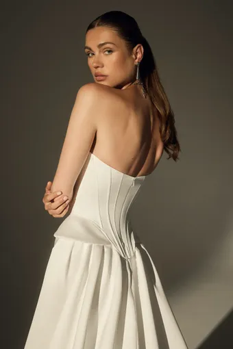 Le Blanc #LE169 #5 backface vertical cropped thumbnail