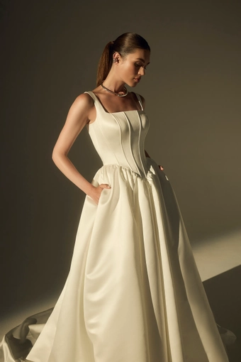 Le Blanc Jaina #2 frontface vertical cropped thumbnail