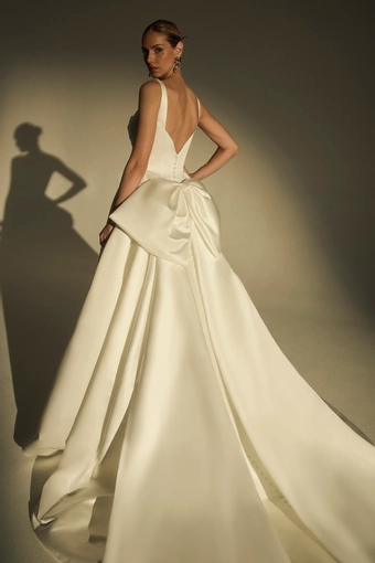 Le Blanc Mona #4 backface vertical cropped thumbnail