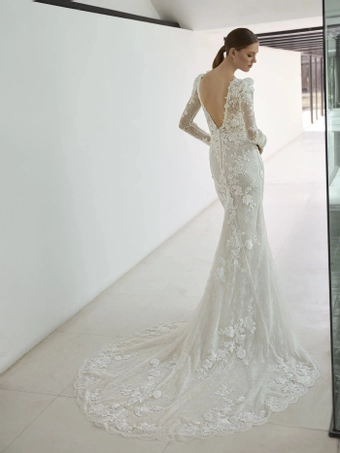 Privee by Pronovias #Aysun #1 default backface vertical thumbnail