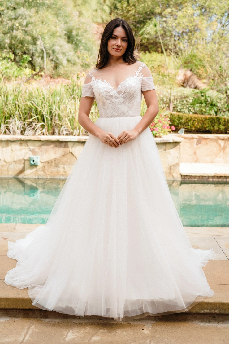 Nantes Collection by Evelyn Bridal Florence Image