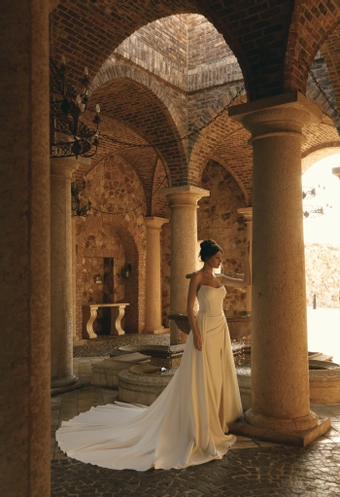 Elissar Collina #4 frontface vertical thumbnail