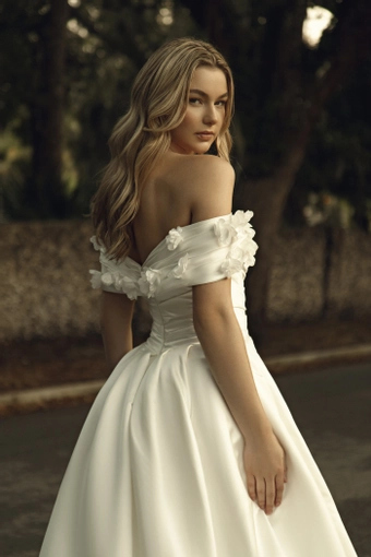 Elissar Viviana #4 backface vertical cropped thumbnail