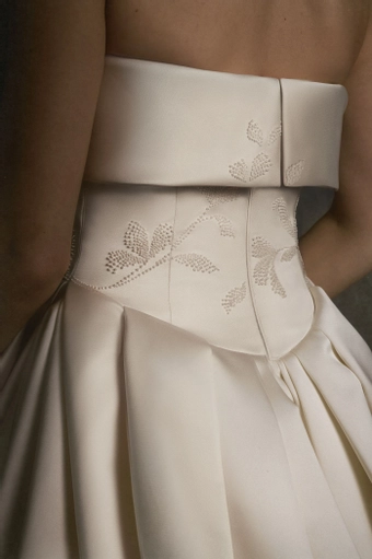 Enaura Daphne #4 backface vertical cropped thumbnail