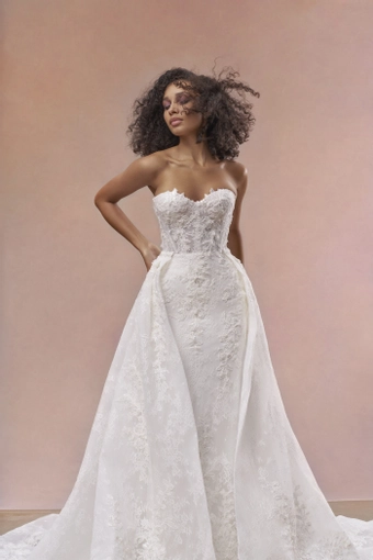 Maria Farbinni Amber #5 frontface vertical cropped thumbnail