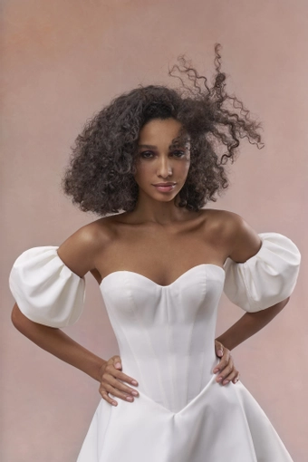 Maria Farbinni Gisele #2 frontface vertical cropped thumbnail