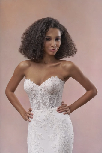 Maria Farbinni Madlen #2 frontface vertical cropped thumbnail