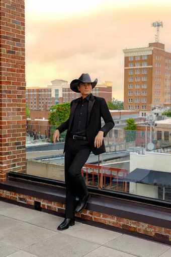 Larr Brio Style #Metro Tux Dutton Western Peak #0 default frontface vertical thumbnail