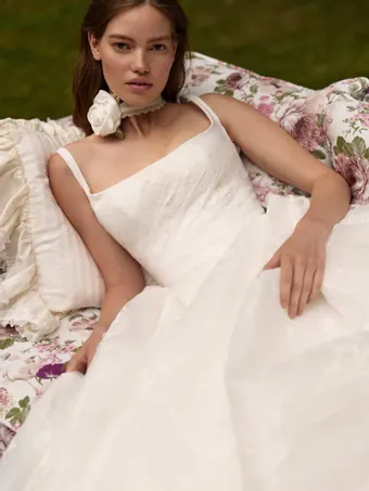 Milla Nova Valeris #4 frontface vertical cropped thumbnail