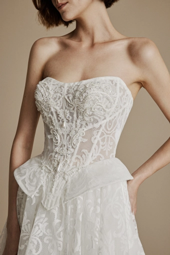 La Premiere Cassidy #8 frontface vertical cropped thumbnail