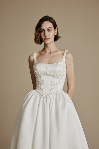 La Premiere Calluna #3 frontface vertical cropped thumbnail