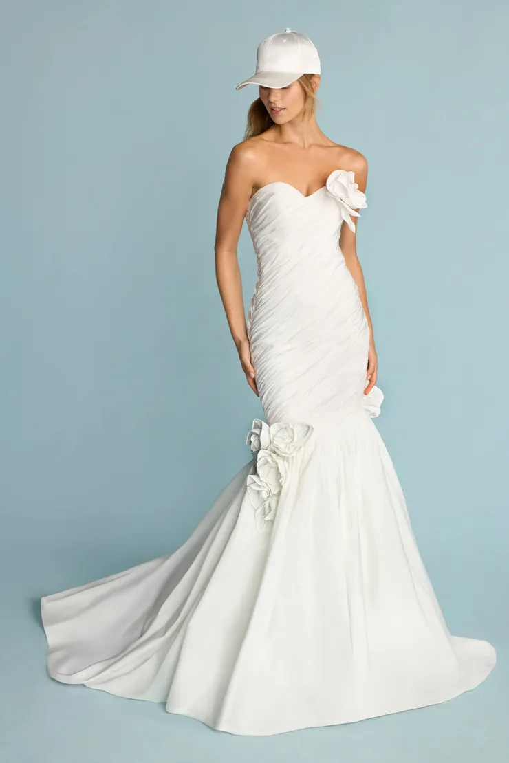 Ava #5 frontface vertical picture