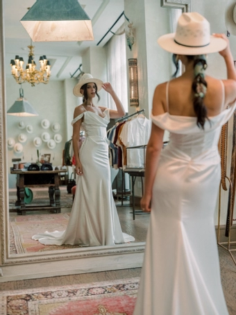 Locket Amaryllis #16220 #9 vertical cropped thumbnail