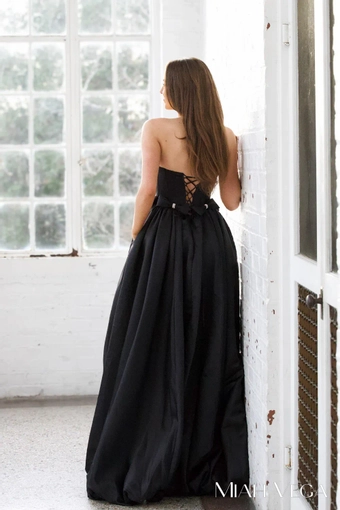 Miah Vega Style #24601 $16 backface vertical thumbnail