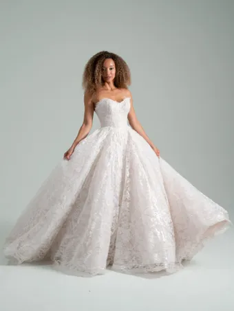 Hayley Paige She Who Hung the Moon #4 frontface vertical thumbnail