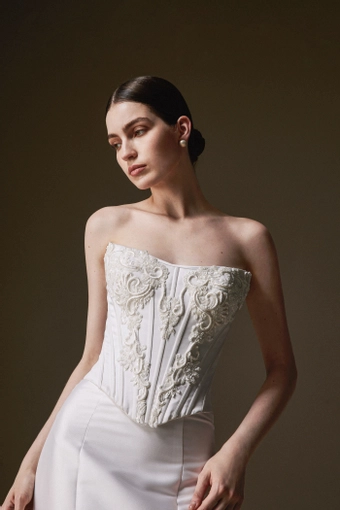 La Premiere Carnation #8 frontface vertical cropped thumbnail