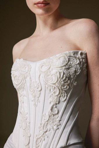 La Premiere Carnation #6 frontface vertical cropped thumbnail