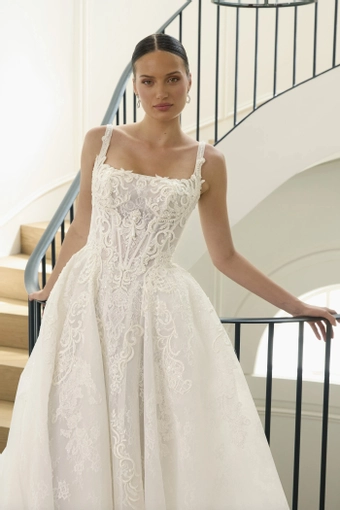 La Premiere Carina #9 frontface vertical cropped thumbnail