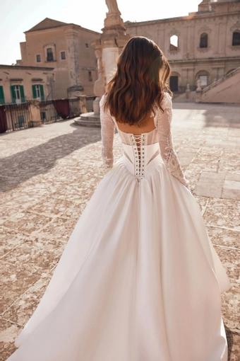 Ida Torez 01463 #3 backface vertical cropped thumbnail