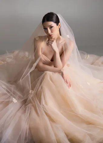 Blanc de Perez by Lazaro Style #Bloom #20 frontface vertical cropped thumbnail