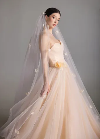 Blanc de Perez by Lazaro Style #Bloom #16 frontface vertical cropped thumbnail