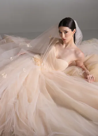 Blanc de Perez by Lazaro Style #Bloom #18 frontface vertical cropped thumbnail