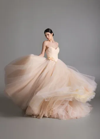 Blanc de Perez by Lazaro Style #Bloom #5 frontface vertical thumbnail